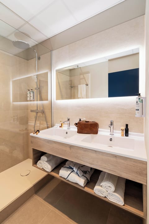 Family Suite | Bathroom | Free toiletries, hair dryer, towels