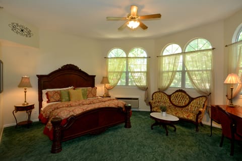 Superior Suite, 1 King Bed, Jetted Tub | Desk, soundproofing, iron/ironing board, free WiFi