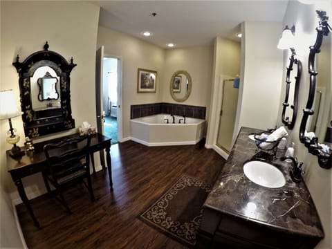Superior Suite, 1 King Bed, Jetted Tub | Bathroom | Towels