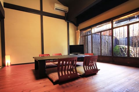 Japanese Style Townhouse - Minami-tei (Beds + Futons) | Desk, free WiFi, bed sheets