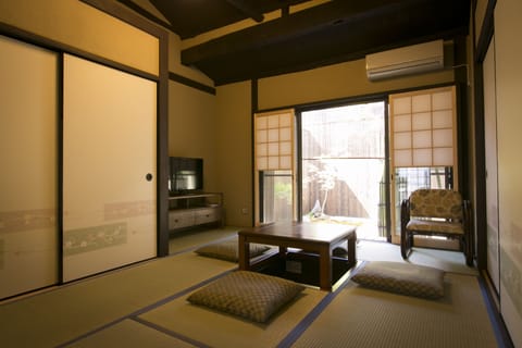 Japanese Style Townhouse - Ni-no-tsubone (Beds + Futons) | Desk, free WiFi, bed sheets