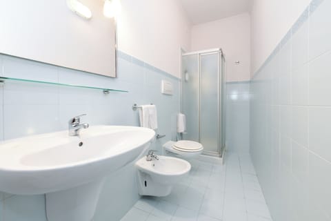 Standard Triple Room | Bathroom | Shower, free toiletries, hair dryer, bidet