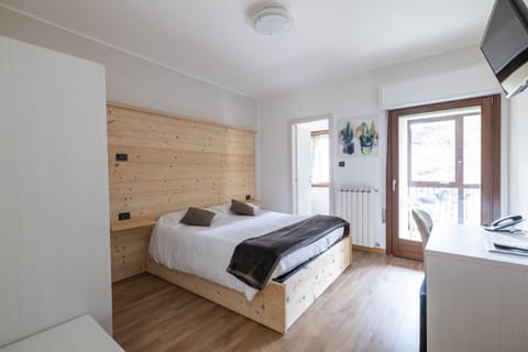 Classic Double or Twin Room, Mountain View | Premium bedding, memory foam beds, desk, soundproofing