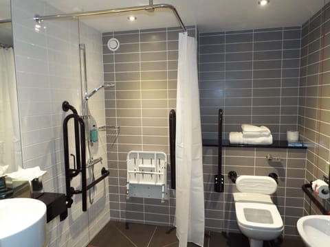 Standard Room, 1 Queen Bed, Accessible (1 Bed, Roll In Shwr) | Bathroom | Shower, free toiletries, hair dryer, towels