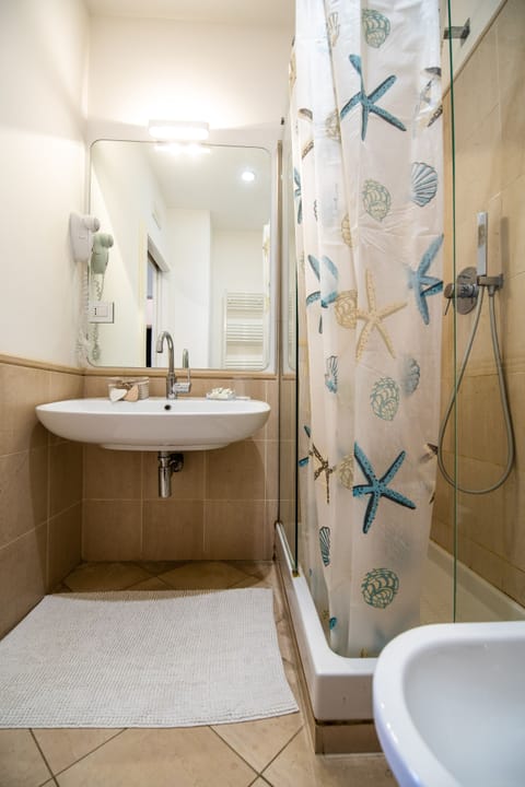 Classic Room, 1 Bedroom, Non Smoking, City View | Bathroom | Shower, rainfall showerhead, free toiletries, hair dryer