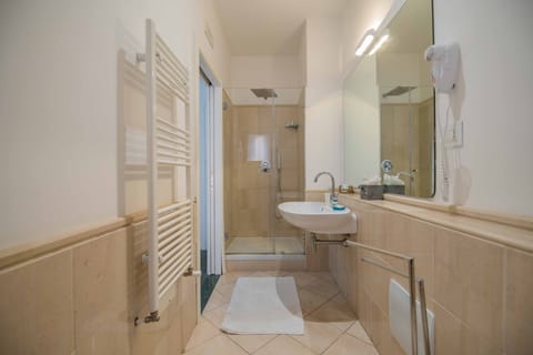 City Room, Balcony | Bathroom | Shower, rainfall showerhead, free toiletries, hair dryer