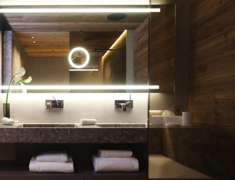 Junior Suite | Bathroom | Separate tub and shower, rainfall showerhead, free toiletries