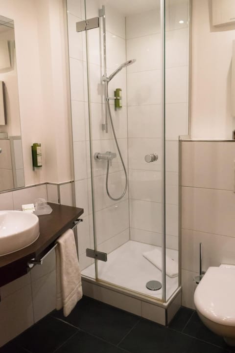 Standard Double Room | Bathroom | Shower, free toiletries, hair dryer, towels