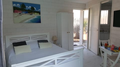 Room BAHAMAS, Golf and Pool View | Minibar, free WiFi, bed sheets