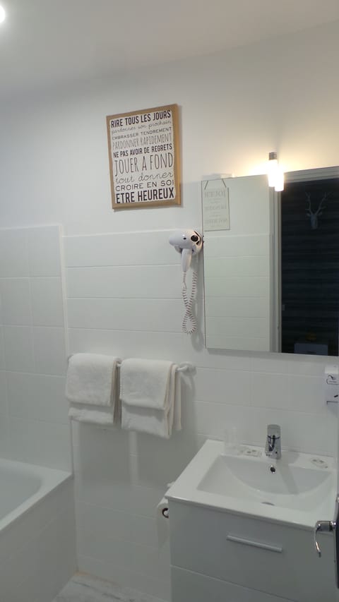 Twin Room | Bathroom | Free toiletries, hair dryer, towels