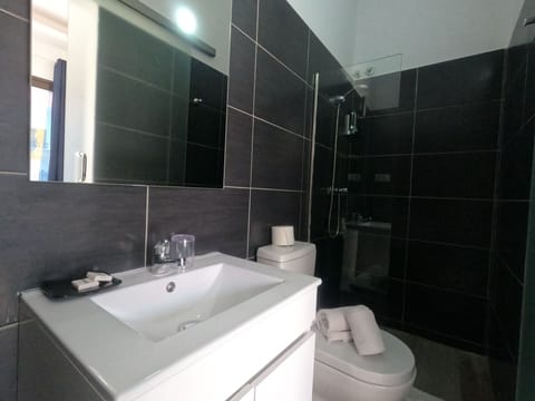 Economy Single Room (STD) | Bathroom | Shower, free toiletries, hair dryer, towels