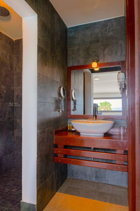 Standard Double Room, Ocean View (STD VM) | Bathroom | Shower, free toiletries, hair dryer, towels