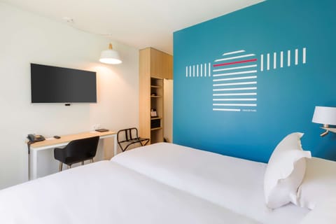 Comfort Room, 2 Twin Beds, Non Smoking | Bathroom | Shower, hair dryer