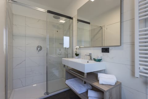 Double Room, 2 Twin Beds | Bathroom | Shower, rainfall showerhead, free toiletries, hair dryer