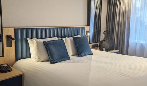 Superior Double Room, 1 King Bed | Premium bedding, in-room safe, desk, laptop workspace