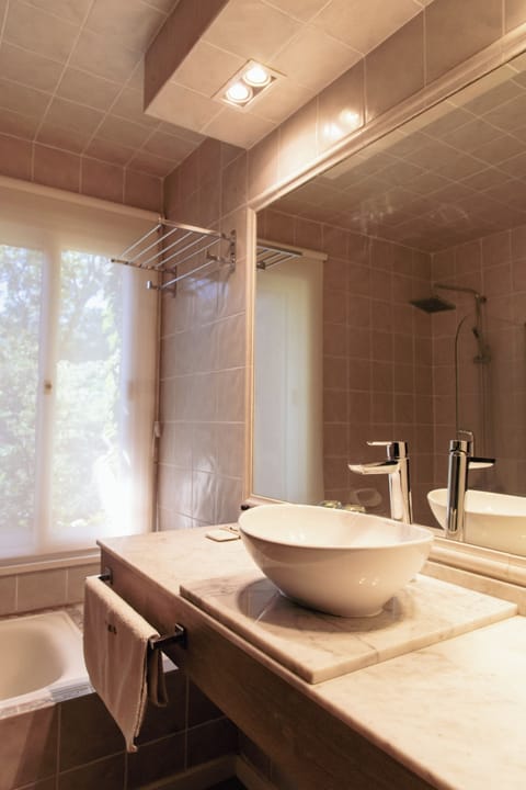 Combined shower/tub, deep soaking tub, rainfall showerhead