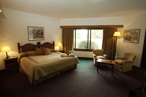 Suite | Premium bedding, down comforters, minibar, in-room safe