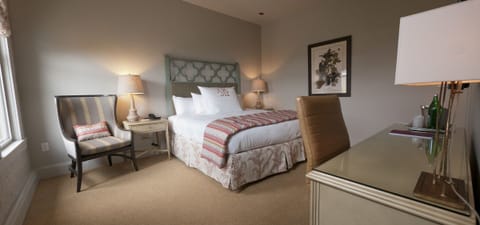 Deluxe Room, 1 King Bed | In-room safe, individually decorated, individually furnished, desk