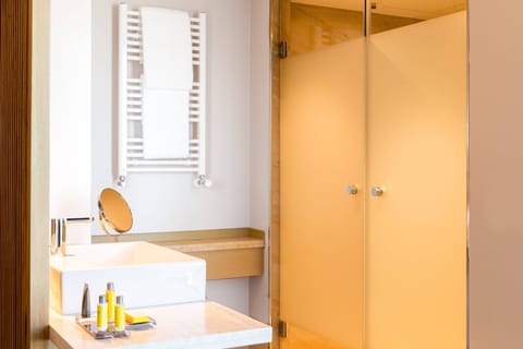 Shower, rainfall showerhead, free toiletries, hair dryer