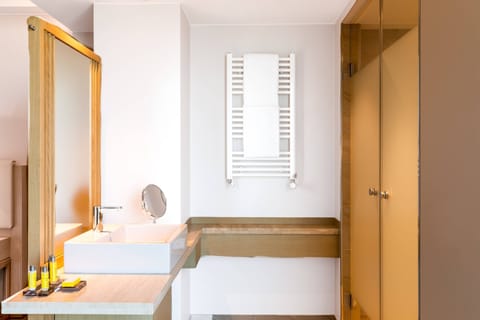 Shower, rainfall showerhead, free toiletries, hair dryer