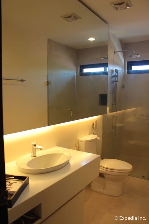 Double Deluxe | Bathroom | Shower, free toiletries, hair dryer, bathrobes