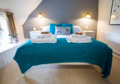 Double Room | Desk, iron/ironing board, free WiFi, bed sheets