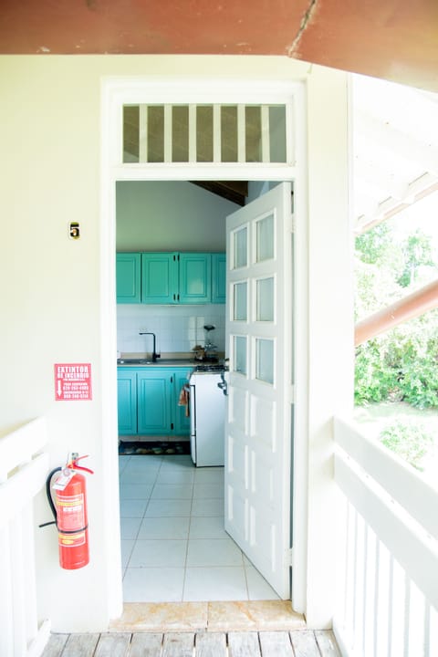 Full-size fridge, oven, stovetop, coffee/tea maker