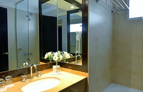 Deluxe Room | Bathroom | Rainfall showerhead, free toiletries, hair dryer, slippers