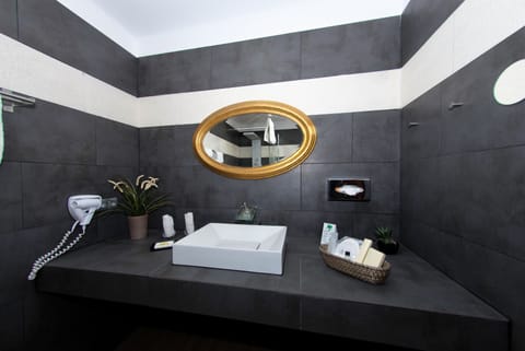 Deluxe Room | Bathroom sink