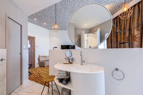 Junior Suite | Bathroom | Free toiletries, hair dryer, bathrobes, towels