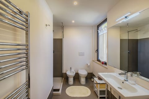 Exclusive Studio Suite | Bathroom | Shower, free toiletries, hair dryer, towels