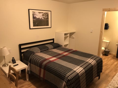Single Room, 1 Queen Bed, Kitchen | Desk, laptop workspace, free WiFi, bed sheets