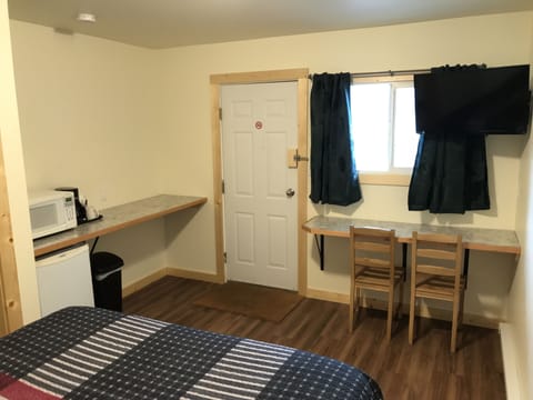 Single Room, 1 Queen Bed | Desk, laptop workspace, free WiFi, bed sheets