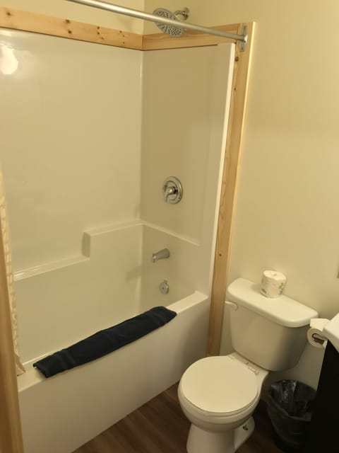 Single Room, 1 Queen Bed | Bathroom | Free toiletries, towels
