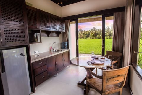 Deluxe King Suite with Rice Field View | Premium bedding, minibar, in-room safe, individually decorated
