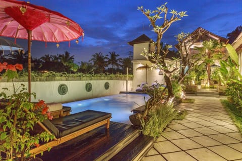 Outdoor pool, pool umbrellas, sun loungers