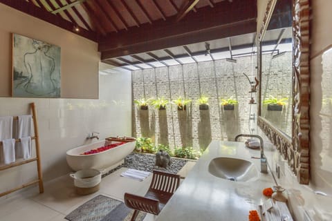 Deluxe King Suite with Rice Field View | Bathroom | Free toiletries, hair dryer, towels, soap