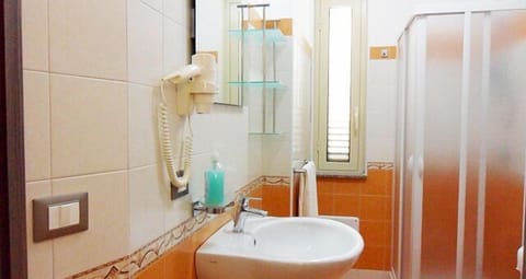 Classic Double Room, Private Bathroom | Bathroom | Shower, free toiletries, hair dryer, bidet