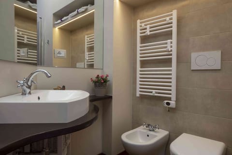 Deluxe Room | Bathroom | Shower, free toiletries, hair dryer, bidet