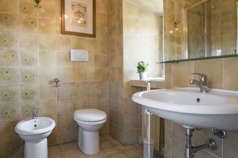 Standard Double or Twin Room | Bathroom | Shower, free toiletries, hair dryer, bidet