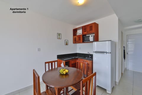 Apartamento, 1 quarto, Cozinha, Vista Parcial para o mar | Private kitchen | Full-size fridge, microwave, stovetop, coffee/tea maker