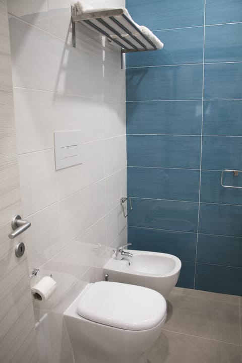 Comfort Studio (Il Campanile) | Bathroom | Shower, rainfall showerhead, free toiletries, hair dryer