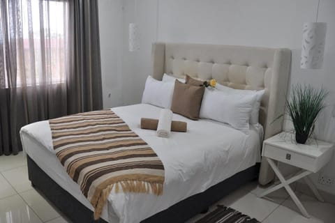 Deluxe Room, 1 Bedroom | In-room safe, desk, iron/ironing board, free WiFi