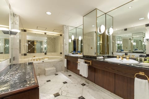 King Executive Deluxe Suite | Bathroom | Combined shower/tub, free toiletries, hair dryer, bathrobes