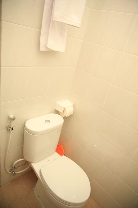 Standard Room | Bathroom | Shower, free toiletries, towels