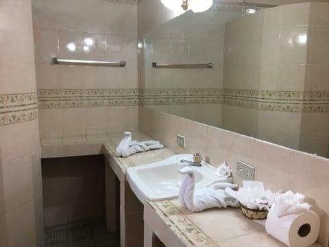 Economy Double Room | Bathroom | Shower, rainfall showerhead, towels, shampoo
