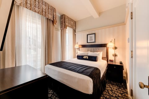 Business Room | Pillowtop beds, in-room safe, blackout drapes, iron/ironing board