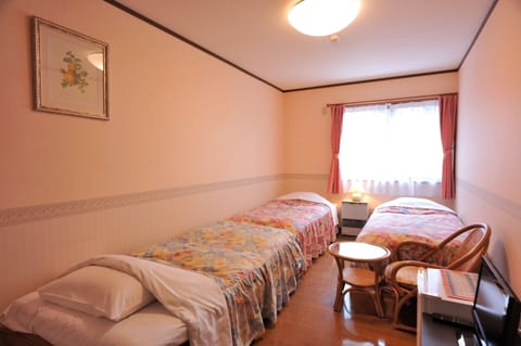 Deluxe Twin Room, 2 Bedrooms, Refrigerator | Down comforters, blackout drapes, free WiFi, bed sheets