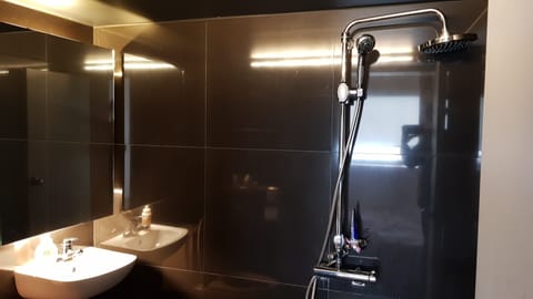 Deluxe Room | Bathroom | Shower, free toiletries, hair dryer, towels