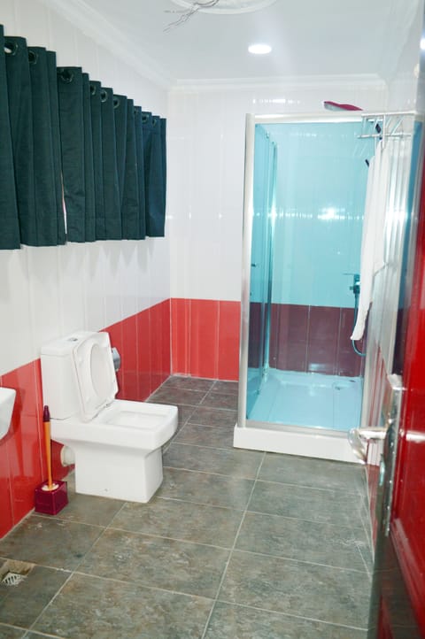 Combined shower/tub, free toiletries